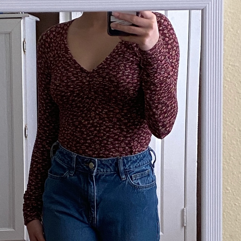 Hollister textured baby tee burgundy and flowers